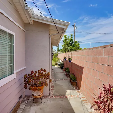 Cozy Couple's Oasis W/ Pool: 3 Mi To Disneyland! Apartment